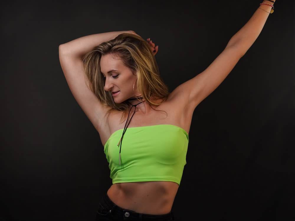 Retrato de estudio de Ola con un top verde neón
