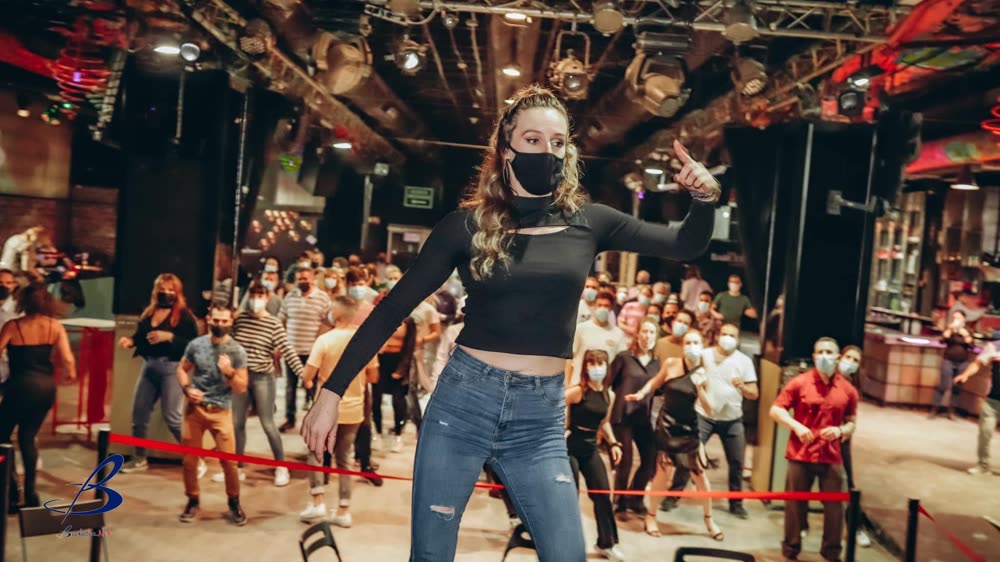 Ola dirigiendo un taller de bachata ante una gran multitud