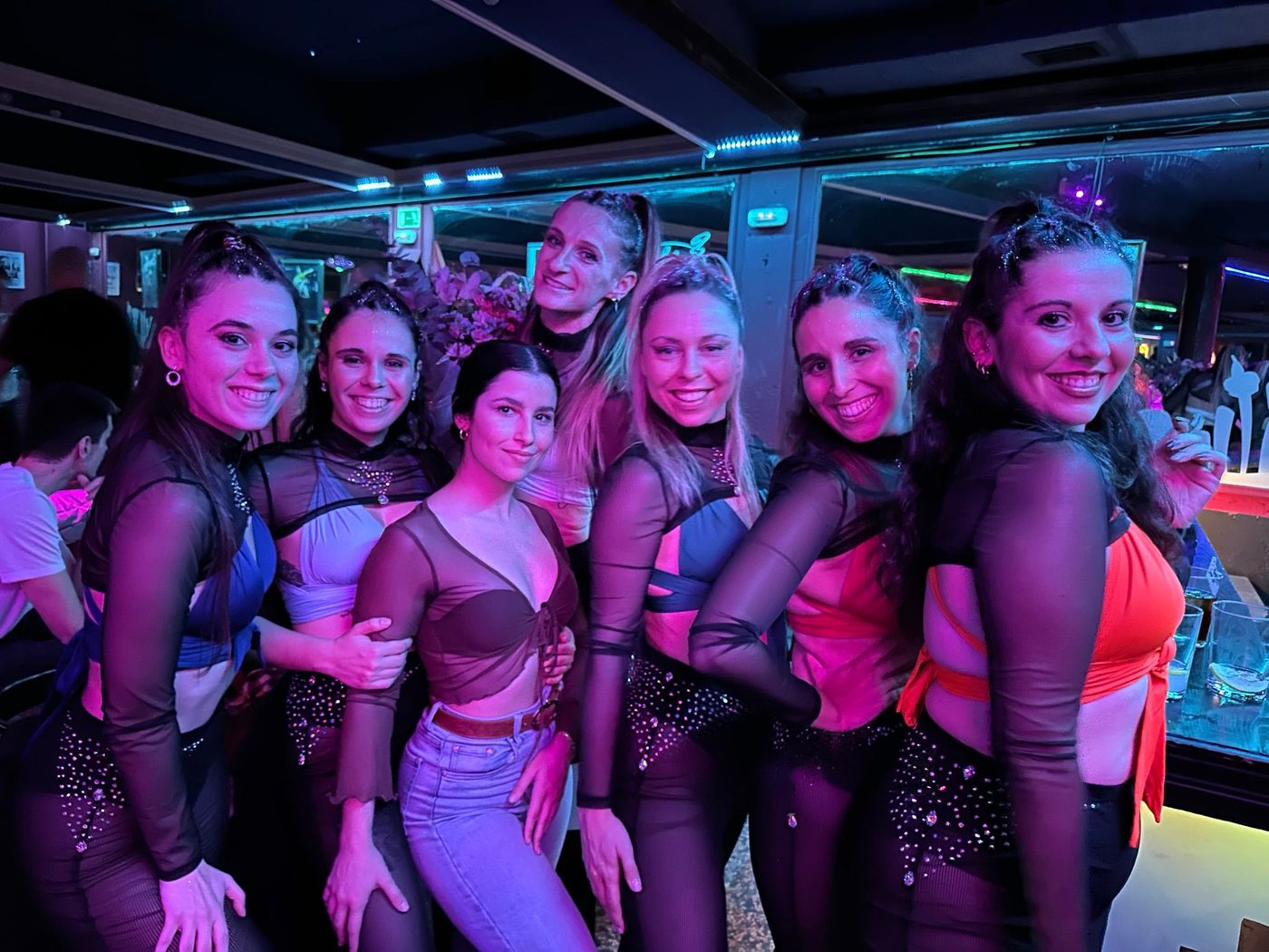 Ola bailando bachata con un grupo de alumnas